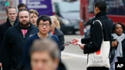 一名支持英国退欧的活动人士在伦敦街头散发传单(2016年3月23日)