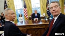 中国副总理刘鹤与美国贸易代表莱特希泽在白宫椭圆形办公室与美国总统特朗普会面。(2019年2月22日)