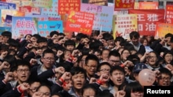 2018年3月12日,在中国河南省安阳市的一所高中,年度性全国“高考”之前,学生参加宣誓大会。