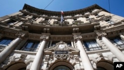资料:意大利米兰“裕信银行”(UniCredit)2019年8月2日外景。(美联社照片)