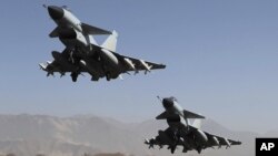 资料照:两架中国空军的歼-10战斗机起飞