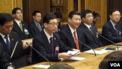 2013年3月中国代表团访问俄罗斯国家杜马,中共高层智囊王沪宁(右二)坐在习近平和杨洁篪之间,在座的还有中央办公厅主任栗战书(左一)(美国之音白桦拍摄)