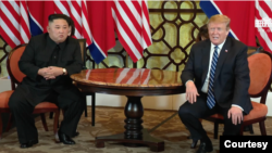 特朗普於第一任期和金正恩建立關係,圖為2019年兩人在越南河內二度會晤。(截圖自Trump White House Archived)