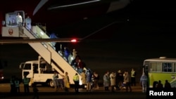 从“钻石公主号”游轮撤出的澳大利亚乘客在日本羽田机场登上澳大利亚包机。(2020年2月19日)