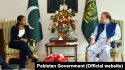 美国国家安全顾问苏珊·赖斯在伊斯兰堡同巴基斯坦总理谢里夫举行会晤。(2015年8月30日)