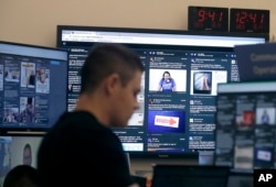 FILE - Seorang pria bekerja di depan monitor saat Facebook memantau konten terkait pemilu di platform tersebut, di Menlo Park, California, Dalam foto arsip 17 Oktober 2018. (Jeff Chiu/AP)