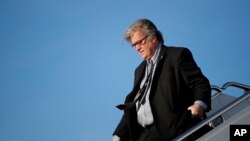 班农走下空军一号专机。(2017年4月9日)