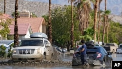 美国加利福尼亚州南部地区受热带风暴希拉里袭击后一些汽车陷入泥中。(2023年8月21日)