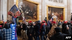 1月6日特朗普总统的支持者冲进国会大厦抗议。(照片来自AFP)