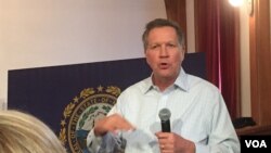 俄亥俄州州长、共和党总统候选人提名约翰·卡西奇在新罕布什尔州选民集会上发表演讲。(龚小夏拍摄 2016年2月9日)