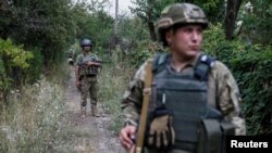 俄罗斯军人守卫在靠近前线的阵地 (资料图)