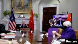 美国财长耶伦（右一）列席总统拜登与中国国家主席习近平的视讯对话。(路透社2021年11月15日)