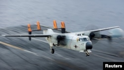 一架美国海军C2-A型“灰狗”运输机在杜鲁门号航空母舰上降落 - 资料