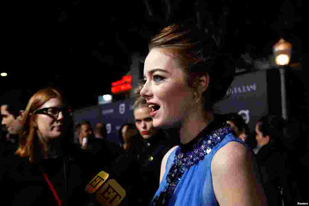 演员艾玛·斯通在美国加利福尼亚州洛杉矶的《爱乐之城》首演中接受采访(2016年12月6日)。这个音乐剧被美国电影学会评为2016年十大电影之一。