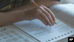 Salah satu adegan dari film dokumenter "Operation Varsity Blues: The College Admissions Scandal" yang akan tayang di Netflix minggu ini. (Netflix via AP)