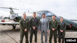 美国国防部长埃斯珀2020年1月22日在佛罗里达州与美军官兵合影(美国国防部照片)