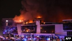 在莫斯科城外的克拉斯诺戈尔斯克发生枪击事件后,番红花市政厅音乐厅起火。(2024年3月22日)