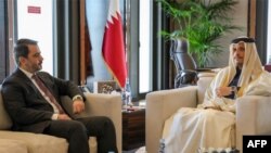  ဆီးရီးယား ကြားဖြတ်အစိုးရ နိုင်ငံခြားရေးဝန်ကြီး Asaad al-Shaibani (ဝဲ)နဲ့ ကာတာဝန်ကြီးချုပ်/နိုင်ငံခြားရေးဝန်ကြီး Mohammed bin Abdulrahman bin Jassim Al-Thani (ယာ) တို့ ဒိုဟာမှာတွေ့ဆုံစဥ်၊ ဇန်နဝါရီ ၅၊ ၂၀၂၅ ။