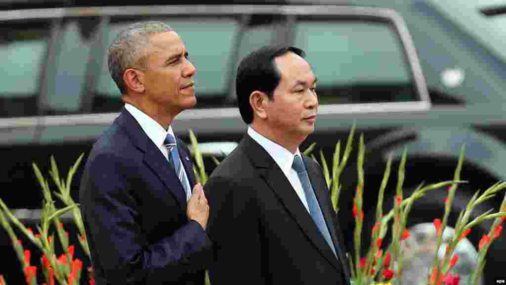 Tổng thống Hoa Kỳ Barack Obama và Chủ tich nước Việt Nam Trần Đại Quang trong nghi lễ đón tiếp chính thức tại Phủ Chủ tịch ở Hà Nội, Việt Nam.  