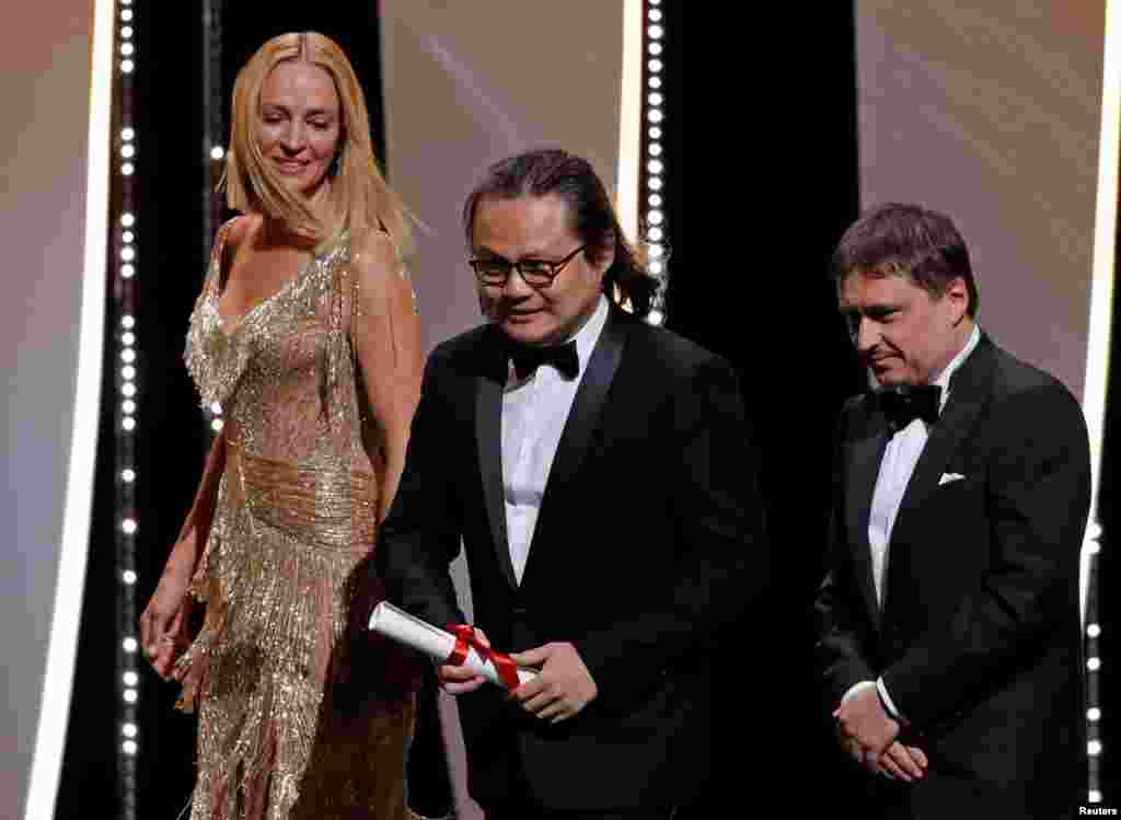 第70届戛纳电影节闭幕式上,中国导演邱阳拿着奖状,同美国女演员乌玛·瑟曼(Uma Thurman)等人合影(2017年5月28日)。邱阳执导的《小城二月》("A Gentle Night")获得短片金棕榈奖。这是中国人继《霸王别姬》后荣获的第二个金棕榈奖邱阳执导的《小城二月》("A Gentle Night")获得短片金棕榈奖。这是中国人继《霸王别姬》后荣获的第二个金棕榈奖