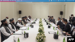 中国外长王毅和阿富汗塔利班副总理巴拉达尔在卡塔尔举行会谈(2021年10月25日)