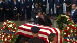 美国会议员和民众在国会圆顶大厅向已故麦凯恩参议员道别 美国会议员和民众在国会圆顶大厅向已故麦凯恩参议员道别