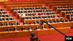 李克强获连任中国总理后当场宣誓。(美国之音叶兵拍摄)