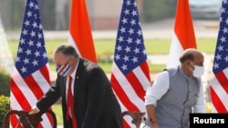 美国国务卿蓬佩奥与印度国防部长辛格2020年10月27日出席联合记者会后离席(路透社)