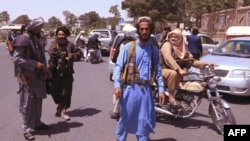 塔利班战斗人员在阿富汗赫拉特省的街头巡逻(2021年8月14日)