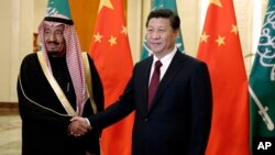 中国国家主席习近平在2014年和沙特阿拉伯王国亲王萨勒曼·本·阿卜杜勒阿齐兹在北京人民大会堂握手(2014年3月13日)