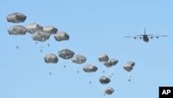 来自美国、英国和波兰的空降部队在波兰城市托伦进行演练。(2016年6月7日)