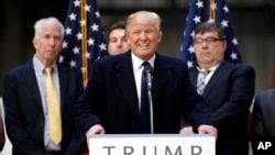 共和党总统参选人川普(中)在竞选集会上。