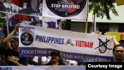 Hàng trăm người Philippines xuống đường phản đối Trung Quốc ở Manila.