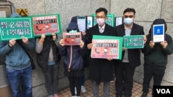 身兼香港消费者委员会委员的民主党籍区议员袁海文(右三)2月20日下午带同多名在网上购买口罩受骗的苦主前往警署报警备案。(美国之音王四维拍摄)