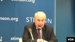 华盛顿智库史汀生中心的国际贸易专家威廉姆·莱因施(William Reinsch)在史汀生中心举行的“川习会后美中贸易关系走向”研讨会上发言。(2017年4月10日)他曾在美国商务部负责出口管理事务。