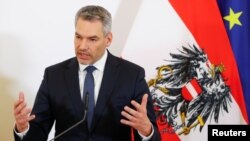 奥地利总理内哈默(Karl Nehamme)在维也纳记者招待会上(资料照:2020年3月13日)