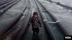 在俄罗斯社交网络上流传的照片显示,中国投资兴建的瓶装水厂已在贝加尔湖上架设了许多抽水管道。