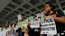 一个外来务工者的组织在香港高等法院外抗议两名印度尼西亚女性务工者被杀害。(2016年10月24日)