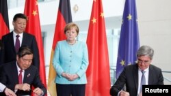 资料照片:中德两国领导人在柏林签署经济合作协议。(2017年7月5日)