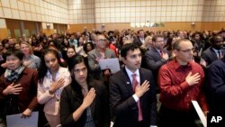 Para imigran diambil sumpahnya sebagai warganegara Amerika Serikat selama Upacara Sumpah Naturalisasi di kota Boston, Massachusetts (foto: ilustrasi).