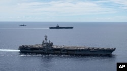 美国海军“罗纳德·里根号”航母与“尼米兹号”航母打击群在南中国海航行。(2020你那7月6日)