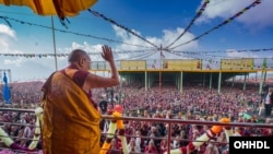 达赖喇嘛对在印度阿鲁纳恰尔邦(中国称藏南)的达旺镇听讲的五万人挥手致意(2017年4月9日)