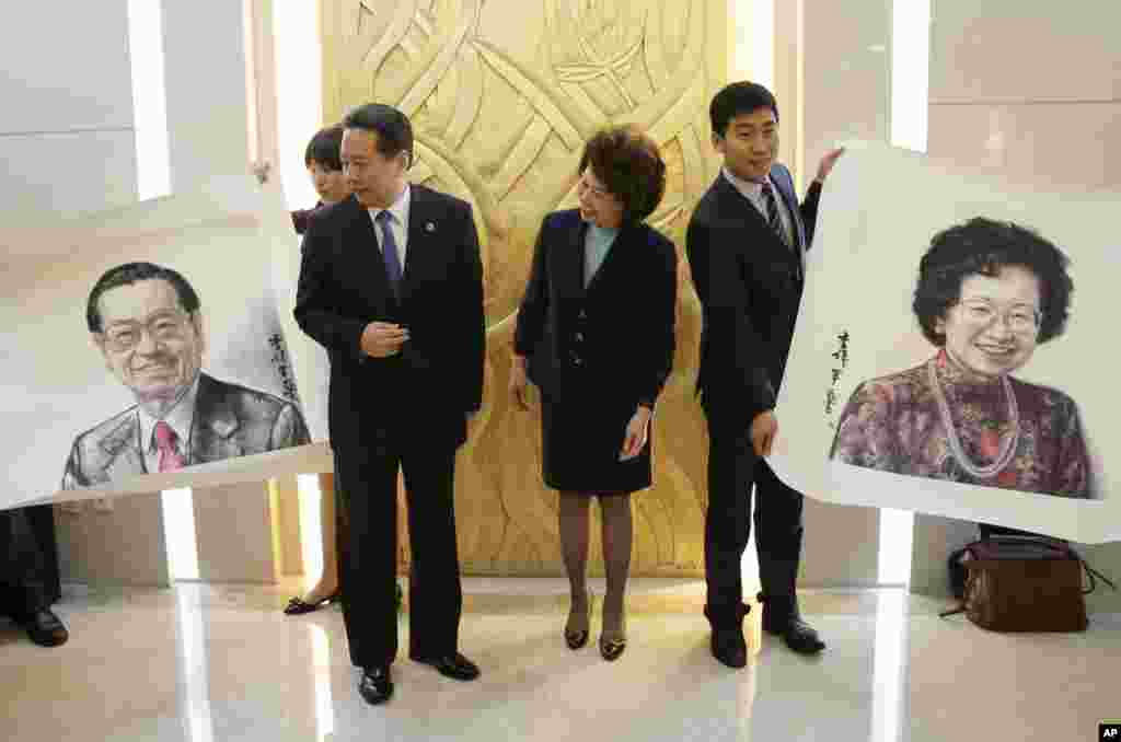 中国交通运输部长李小鹏赠送给赵小兰两幅画,画上是赵小兰的父亲赵锡成和母亲赵朱木兰。(2018年4月27日)