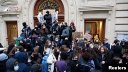 法国民众为抗议政府提出的养老金改革计划举行全国罢工之际,巴黎一所中学的学生堵住校门。(2023年1月31日)