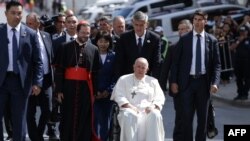 2023年9月1日,教宗方济各(中)在乌兰巴托宗座驻蒙古使团举行的欢迎仪式后。(法新社)