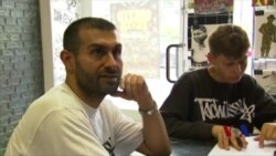 德国:涂鸦艺术家将纳粹标记绘成幽默画作 德国:涂鸦艺术家将纳粹标记绘成幽默画作