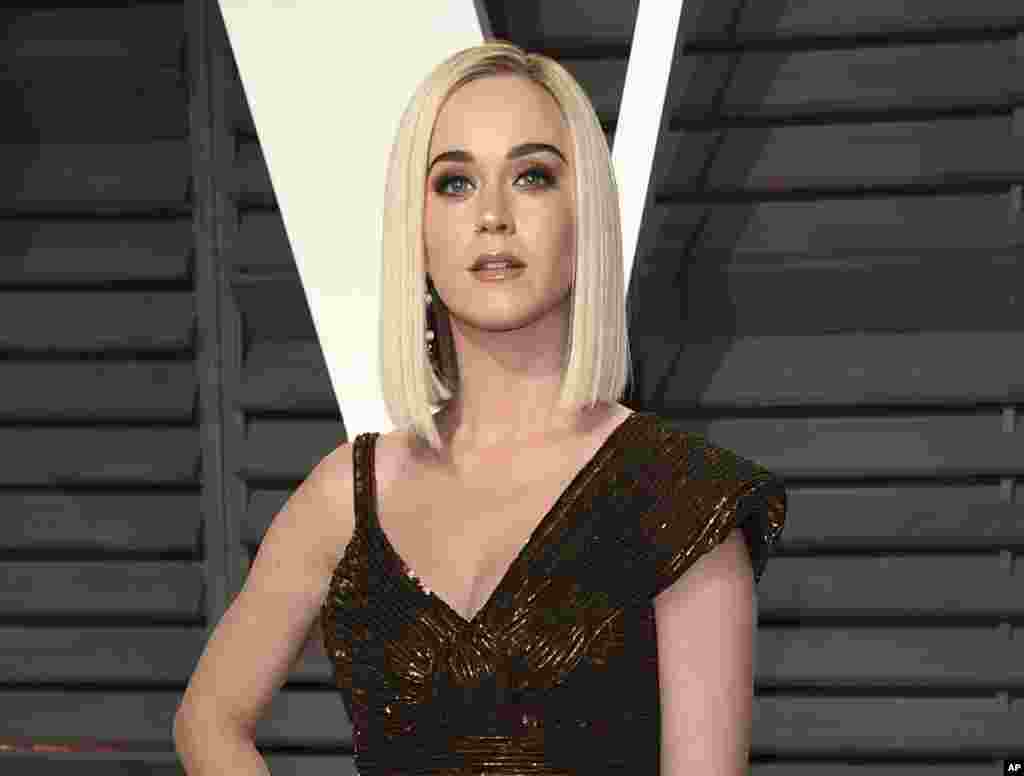 美国歌星凯蒂·佩里在洛杉矶参加《名利场》奥斯卡晚会(the Vanity Fair Oscar Party)(2017年2月26日)。她从2017年6月9日开始网上直播,把生活展示在网民面前,包括做瑜伽,主办晚餐会,睡眠,化妆,唱歌。6月16日,她的推特粉丝达到一亿,她是第一个拥有一亿追随者的推主。