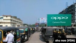 印度对中国的贸易逆差巨大,这也是印度反弹的原因之一。图为印度街头随处可见的中国手机广告标牌。(美国之音朱诺拍摄,2016年11月03日)