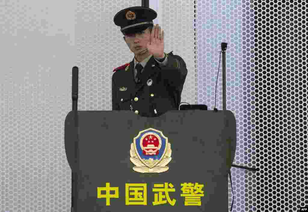 2018年11月5日,一名武警在上海首届中国国际进口博览会的入口处摆手,似乎在制止什么。