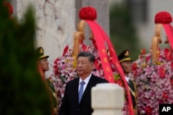 中共建政75周年之前,中国领导人习近平在天安门广场的人民英雄纪念碑前出席献花篮的纪念仪式。(2024年9月30日)